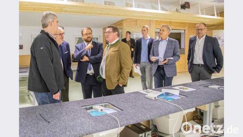 Bei der Besichtigung des Schützenhauses in Kastl zeigte sich Gerhard Eck (Vierter von links) vor allem beeindruckt von den starken Leistungen der Vereinsmitglieder. Bild: ckl