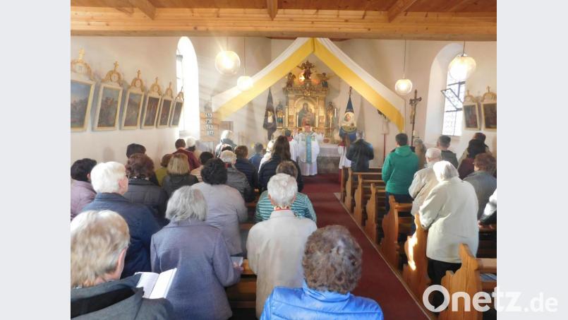 Pfarrer Sven Grillmeier (hinten) zelebrierte den Festgottesdienst. Bild: hai