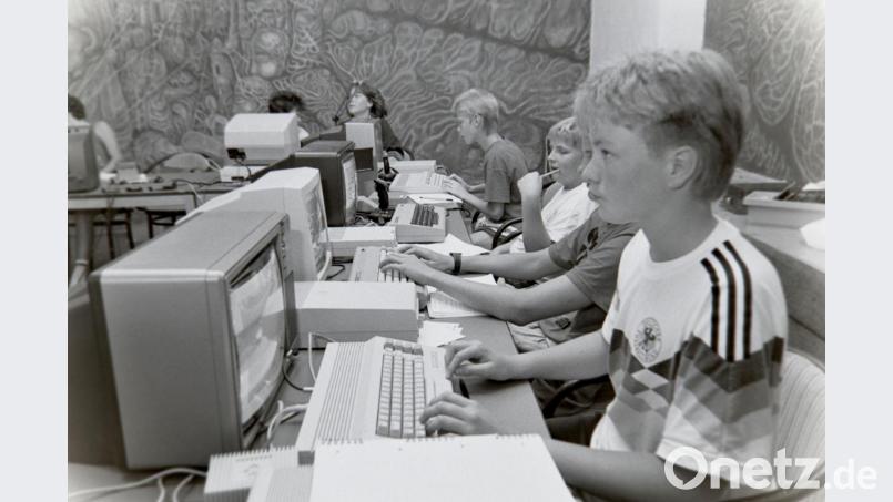 Computerkurs 1988: Der Bub, der gerade an seinem Bleistift knabbert, ist Christian Hubmann, heute 42 und Träger des Wirtschaftspreises von Stadt Amberg und Kreis Amberg-Sulzbach. Bild: privat