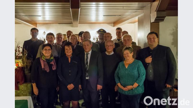 Georg Hellerbrand (vorne 3. v. li) freute sich mit seiner Frau Waltraud (2.v.li) über viele Glückwünsche zu seinem Jubeltag Bild: nib