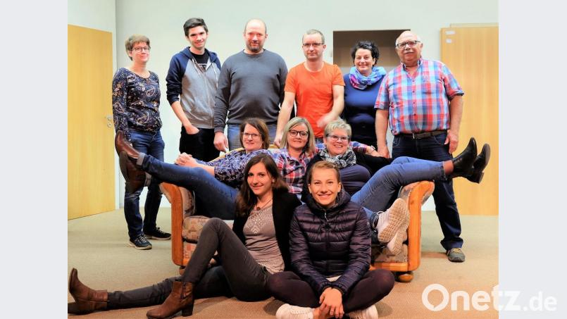 Ganz schön was los auf der Bühne: Die Besucher dürfen sich auf einige Strapazen für die Lachmuskeln einstellen, wenn Katja Schönberger, Moni Waldeck, Sandra Hirmer, Melanie Dick, Maria Smola, Renate Zwerenz, Maximilian Rösch, Josef Beer, Martin Glökler, Martina Rass und Walter Voß in den Club der Pantoffelhelden eintreten. Bild: wlr