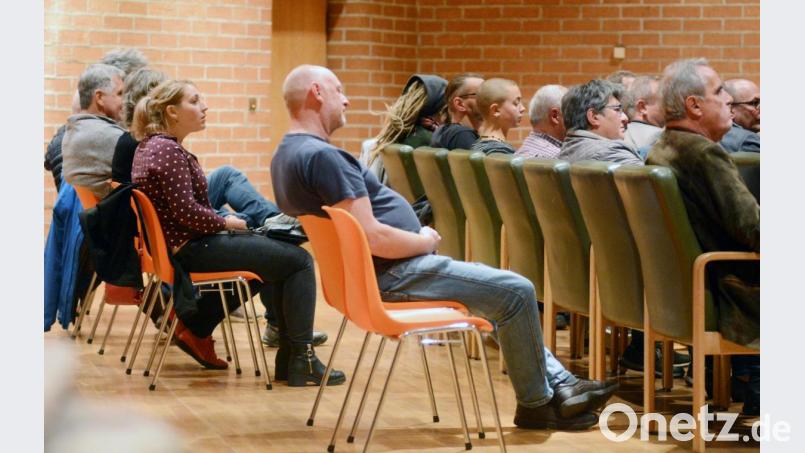 Großer Andrang bei der Bürgerversammlung Weiden zum Thema Klimaschutz. Zusätzliche Stühle sind notwendig. Bild: Gabi Schönberger