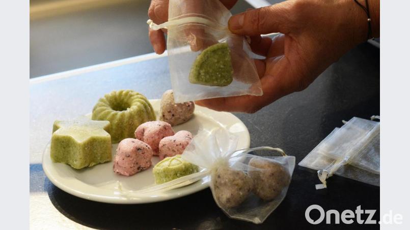 Ein kleiner Gugelhupf, Stern oder Herzchen. So schön können selbst gemachte Badekugeln aus Wildkräutern sein. Und sie duften auch noch gut. Bild: Gabi Schönberger