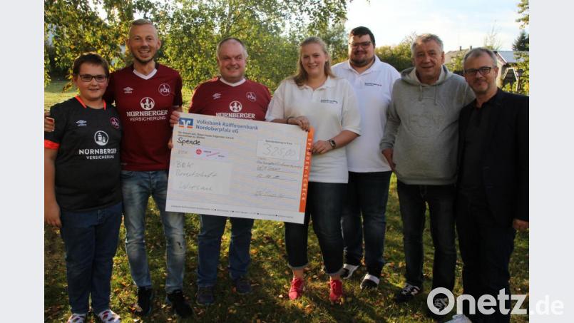 Die „Bravehearts“ Wiesau übergaben an die BRK-Bereitschaft Wiesau eine Spende in Höhe von 325 Euro. Unser Bild zeigt von links Raphael Bayer, Andreas Hecht, Josef Bayer, Johanna und Fabian Krämer vom BRK sowie Jürgen Bergmann und Johannes Bisping. Bild: kro