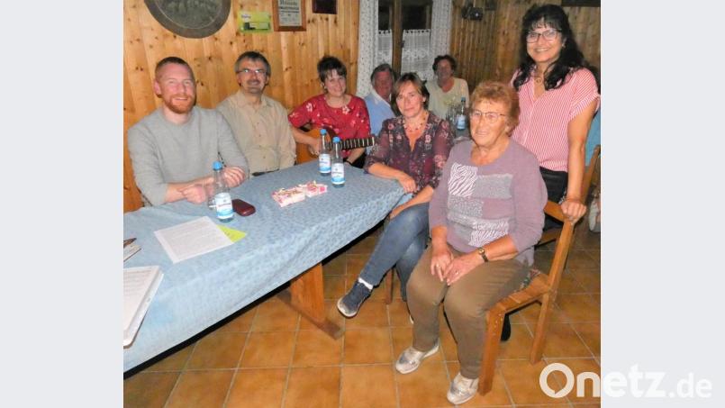 Pfarrer Christoph Zeh, Pfarrer Martin Besold, Singkreis-Leiterin Heidi Banzer (von links) sowie Schriftführerin und Kassierin des Kleinen Dienstes Rita Kunz (rechts, hinten) treffen sich zwei Mal jährlich zu einer Versammlung mit den ehrenamtlichen Helfern. Bild: fua