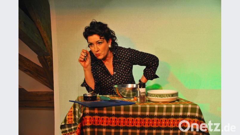 Kellnerin Anni (Claudia Lohmann). Bild: exb/Landestheater Oberpfalz