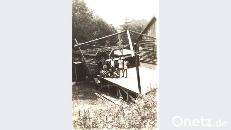 Die Bühne aus dem Jahr 1992, dem Gründungsjahr des JMC. Die Überdachung bestand aus alten Telefonmasten, eingedeckt wurde mit einer Plane, die im Herbst wieder abgebaut werden musste Bild: exb