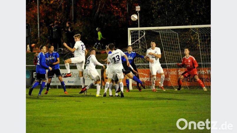 In dieser Szene brannte es lichterloh vor dem Gehäuse des TSV Kareth-Lappersdorf, doch die SpVgg SV Weiden konnte kein Kapital daraus schlagen. Am Ende setzte sich die Wasserwerkelf in einem turbulenten Spiel mit 3:2 durch. Bild: Werner Franken