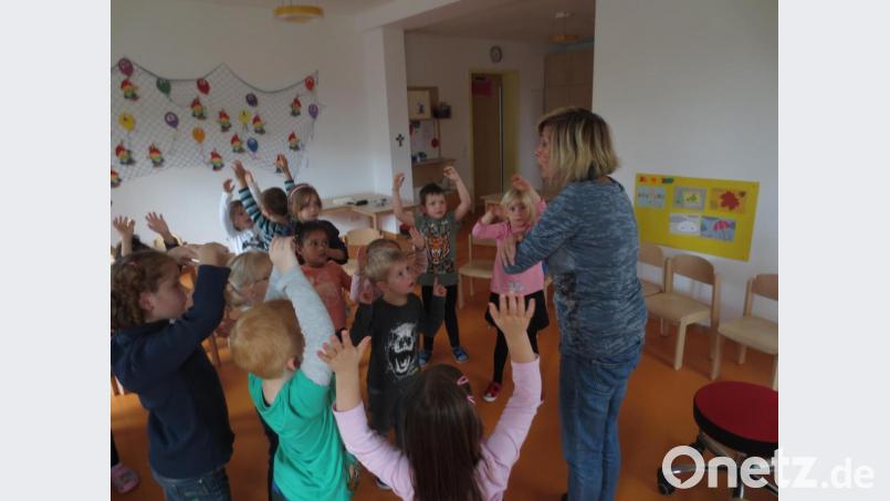 Sprachanimateurin Květoslava Šelbická ermöglichte den Kindern eine erste Annäherung an die tschechische Sprache. Bild: si