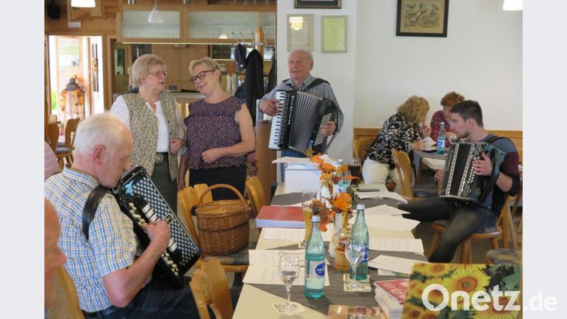 Werner Matt begleitete Monika Fink und Sieglinde Wick (stehend von links) auf seinem Akkordeon. Rudolf Fink (links) und Martin Kimich (rechts) suchten die richtige Tonart und spielten dann mit. Bild: jzk