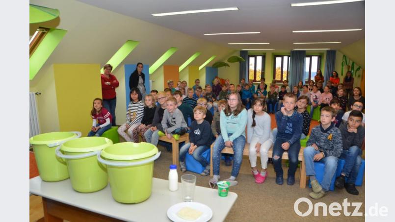 Eine Kuh gibt heute täglich rund 30 Liter Milch. Mit drei Zehn-Liter-Eimern sollten sich die Grundschüler diese Menge vorstellen können. Bild: dob