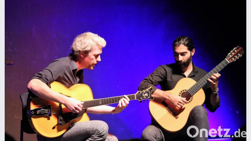 Frank Wuppinger (l.) und Ozan Coşkun begeisterten am Donnerstagabend mit ihren Gitarrenklängen in Amberg Bild: stg