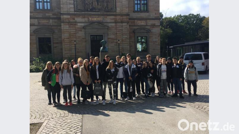 Klassenleiterin Beate Seitz (hinten links) und ihre 9e entdeckten viele Sehenswürdigkeiten, die die Stadt Bayreuth zu bieten hat. Bild: ffz