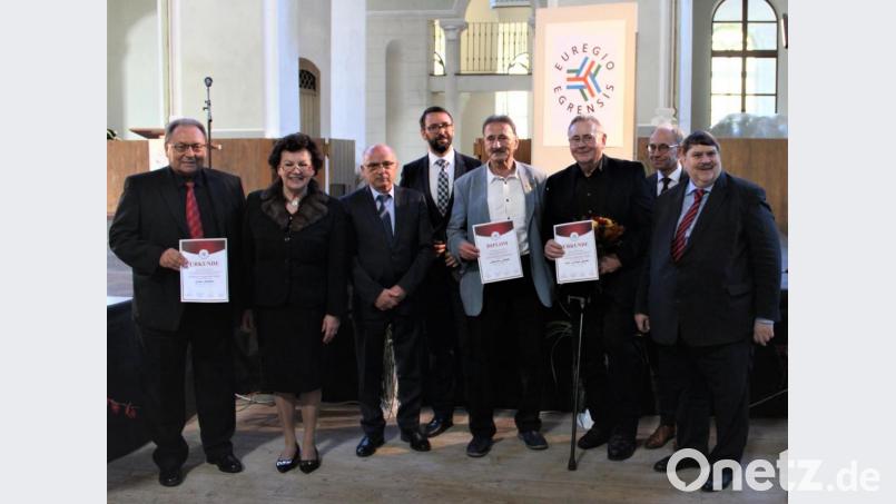 Der Schwandorfer Ernst Schober (links) ist einer der mit dem Euregio-Egrensis-Preis 2019 Geehrten. Bild: exb