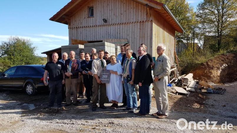 Das Pfadfinderhaus am Mennersberg bekommt Zuwachs. Der Grundstein für den Erweiterungsbau wurde nun gelegt. Bild: exb