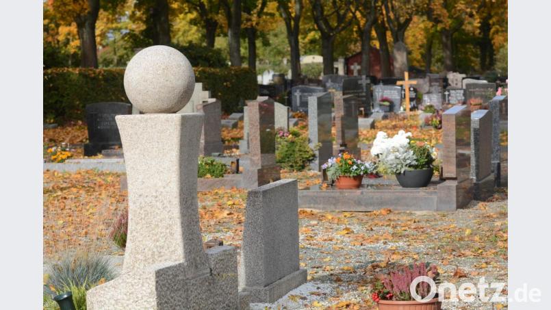 Formenvielfalt: Kugeln und schlank geformte Stelen bilden moderne Gedenksteine - sie fallen auf zwischen den klassischen Gräbern. Bild: Gabi Schönberger