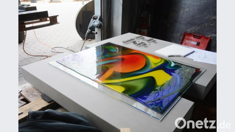 Auch farbige Gläser kommen im Bestattungswesen zum Einsatz. Bild: Gabi Schönberger