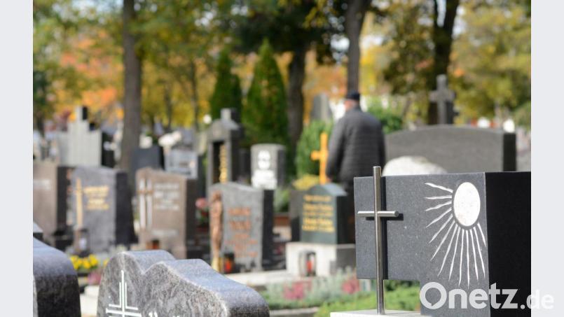 Was früher nur selten zu sehen war, erfreut sich heute großer Beliebtheit: Ein mit Edelstahl-Kreuz verzierter Grabstein am Stadtfriedhof Weiden. Bild: Gabi Schönberger