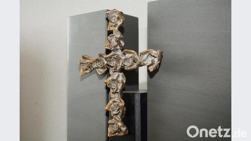 Verziertes Metall wird zunehmend eingesetzt, um Grabsteine moderner zu gestalten. Bild: Gabi Schönberger
