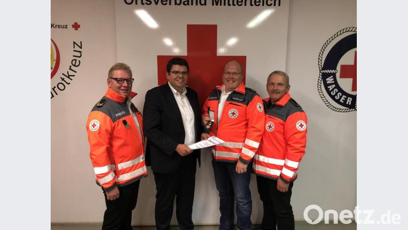 Bezirks- und stellvertretender Landesbereitschaftsleiter Dieter Hauenstein (links) verleiht zusammen mit Kreisbereitschaftsleiter Christian Stahl (Zweiter von rechts) und dessen Stellvertreter Richard Frank (rechts) dem Kreisgeschäftsführer des Kreisverbandes Tirschenreuth im BRK Holger Schedl (Zweiter von links) das Ehrenzeichen der Bereitschaften in Bronze. Bild: BRK-Kreisverband/exb