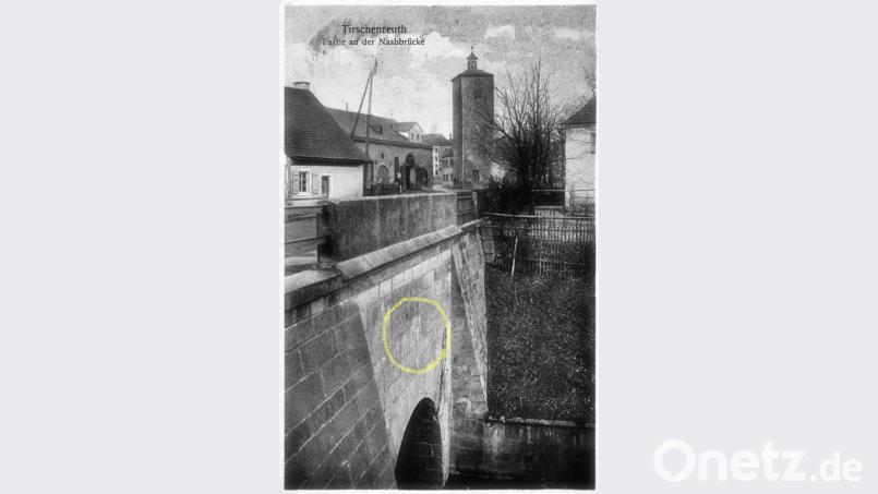 Ein Bild von 1930 mit Waldnaabbrücke, Kommunbrauhaus und Klettnersturm aus dem Archiv von Helmut Zagler aus Tirschenreuth zeigt den eingekreisten Gedenkstein, der aber niemandem aufgefallen ist. Es war schlicht vergessen worden. Der Stein ist zu erkennen, wenn man danach sucht. Aber es suchte keiner. Bild: Repro Sporrer