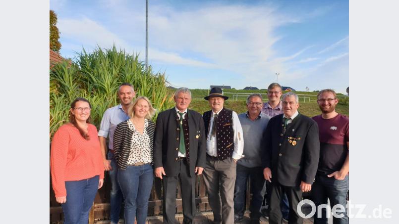 Die Gesprächsrunde (von links) mit Jasmin Härtl, der Eslarner Böllerkomandant Christoph Bauer, Melanie Frank, Landesböllerreferent Franz-Xaver Wagner, Böllerreferent Oberpfalz Christoph Zintl, Bezirksreferent Mittelfranken Reinhold Brand, Schützenmeister Daniel Biermeier, Schriftführer Landesböllerschützen Robert Margot und zweiter Schützenmeister Markus Werner. Bild: gz