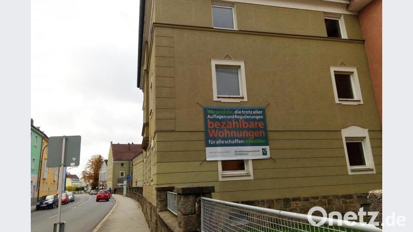Mit zwei Plakaten beteiligt sich die Baugenossenschaft Familienheim an der bundesweiten Image-Kampagne der Verbände der Wohnungswirtschaft. Beide hängen an der Fassade des „Schweigerblocks“, dessen Sanierung in weinigen Wochen beginnt. Auf den Weg dorthin sind allerdings noch bürokratischen Hürden zu überwinden. Bild: Ibl