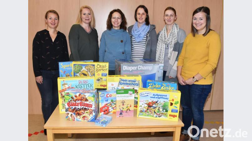 Bei der Übergabe der Sachspenden (von links): Anja Binder, Isabell Ebert, Melanie Schlegl, Sabrina Stibbe, Carina Kissler und Veronika Schmalzl. Bild: no