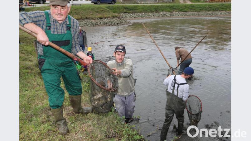 Josef Bartmann (links) ist froh, dass es dank einer strengen Regelung über die Verteilung der Fische nie Streit im Dorf gibt. Bild: GERHARD GOETZ