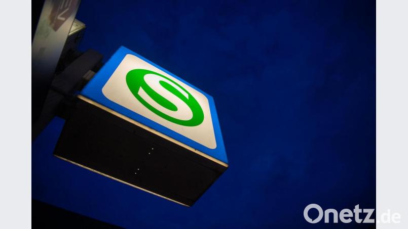 Die Deutsche Bahn sperrt nach eigenen Angaben die sogenannte Stammstrecke zwischen dem Bahnhof Pasing und dem Ostbahnhof am Freitagabend und gibt sie am Montagmorgen wieder für den Verkehr frei. Bild: Lino Mirgeler