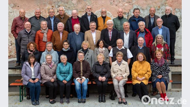 Aus Anlass ihres 70. Geburtstags treffen sich die Angehörigen des Schülerjahrgangs 1948/49. Gerhard Bösl (zweite Reihe, Zweiter von rechts) hat das Klassentreffen, das drei Tage dauert, perfekt organisiert. Bild: u