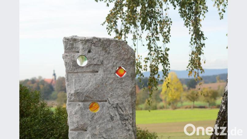 Ein Grabstein des Steinmetzbetriebs Meissner in Püchersreuth als Beispiel für den Einsatz von farbigen Gläsern bei Gedenksteinen. Bild: Gabi Schönberger
