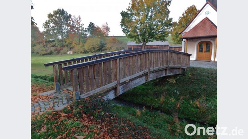 Die Auftrittsbohlen der Holzbrücke über den „Reuthigraben“ im Ortsteil Reuth sollen im kommenden Jahr durch neue ersetzt werden. Bild: br