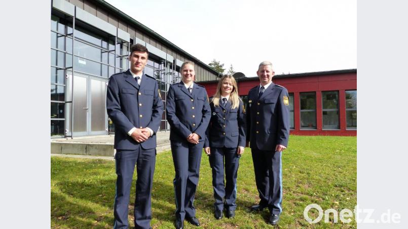 Neben 152 weiteren Kollegen beginnen (von links) Christian Weiß, Mirjam Schneeberger und Josephine Adler ihre Polizistenausbildung bei unter anderem bei Seminarleiter Jürgen Pfaffenzeller. Bild: anv