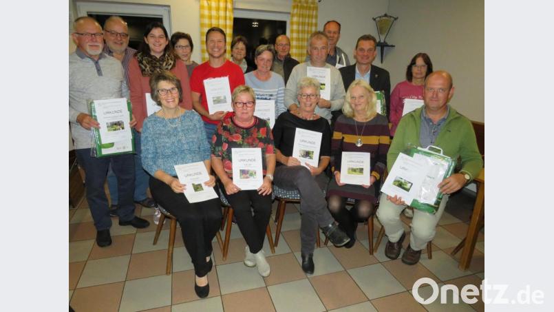 Alle Teilnehmer des Blumenschuckwettbwerbs der Siedlergemeinschaft bekamen für ihr Enaggement Urkunden sowie einen großen Laubsack. Bild: adj