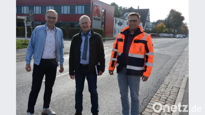 Die Egerer Straße erhält 2020 einen lärmarmen Asphaltbelag. Erst dann ist der Straßenausbau abgeschlossen. Darauf machten jetzt Bürgermeister Bernd Sommer, Abteilungsleiter Gerhard Kederer und Tobias Tippmann (von links) aufmerksam. Gleichzeitig kündigten die Verantwortlichen der Stadt Waldsassen bei einem Termin vor Ort die Fortsetzung der Kanal- und Wasserleitungs-Ausbauarbeiten durch die Innenstadt an. Bild: jr