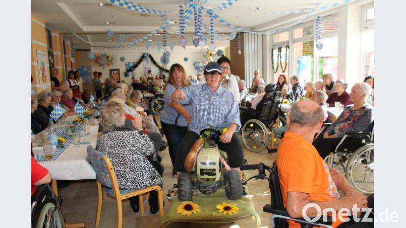 Der Seppl holte die „Resi mit dem Traktor ab“. Bild: frd