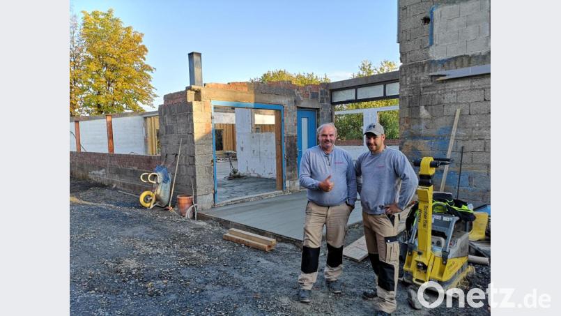 Peter und Dominik Rögner (von links) haben seit dem Brand am 18. August unermüdlich am Wiederaufbau ihrer Schreinerei gearbeitet. Voller Optimismus blicken sie nach vorne, Mitte Dezember wollen sie wieder den Betrieb aufnehmen. Bild: lnz