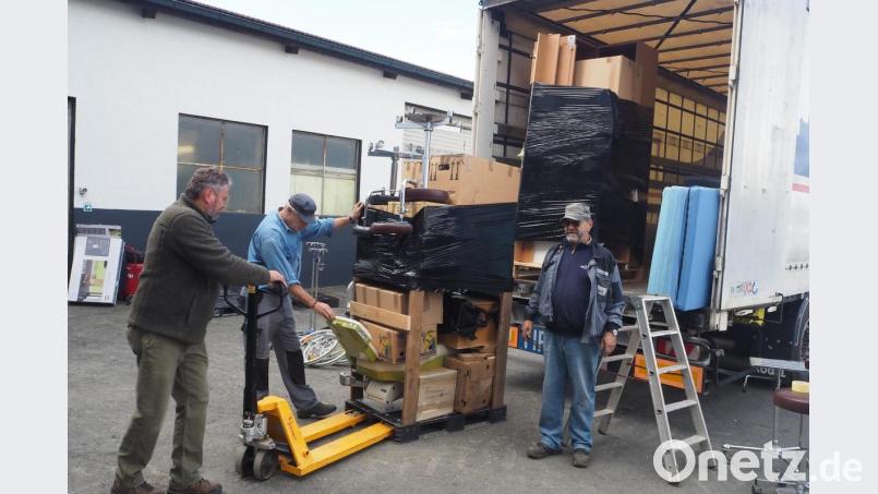 Vorsitzender Anton Grauvogl (rechts) kümmert sich um eine möglichst effektive Nutzung der Lagerfläche auf dem Lkw und um die Formalitäten für den Zoll. Bild: bl