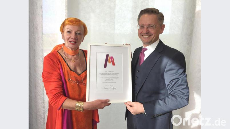 Irene Markgraf überreicht die Ernennungsurkunde an Tobias Reiß. Bild: Rainer Markgraf Stiftung/exb