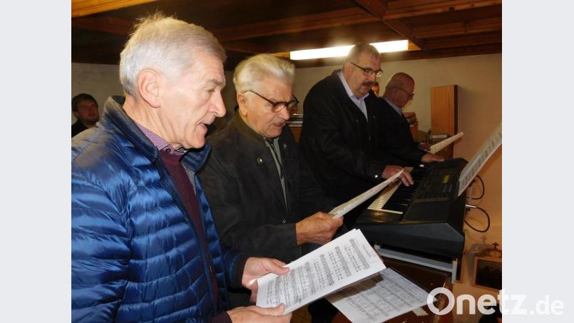 Der Ramlesreuther Viergesang, August Hofmann (zweiter Tenor) aus Mockersdorf, Ludwig Biersack (erster Tenor) und Oswald Kopp (Bass, beide Ramlesreuth) sowie Wolfgang Horn (Sopran, von links) aus Plössen, bereicherten den Gottesdienst mit ihren Stimmen. Bild: hai