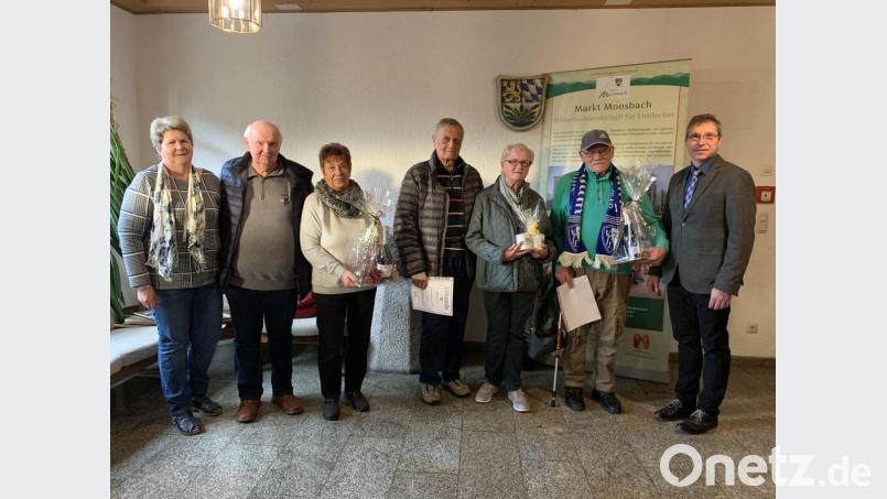 Bürgermeister Hermann Ach (rechts) ehrt für den 20. und fünften Aufenthalt langjährige Urlaubsgäste und dankte ihnen für die Treue. Bild: gi