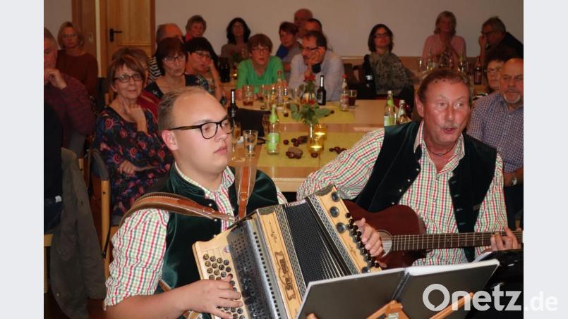 Philipp Bauriedl (links) und musikalischer Leiter Bernhard Kreuzer lassen bunt gemischt mit der ein- oder anderen Soloeinlage aufhören. Bild: fjo