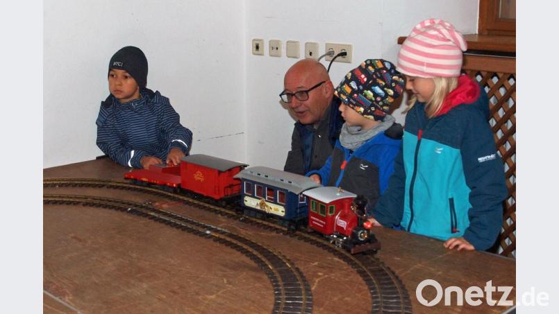 Viele Kinder ließen sich von Pfarrer i. R, Thomas Krüger die Spur-1-Anlage im Wittelsbachsaal erklären. Bild: sön