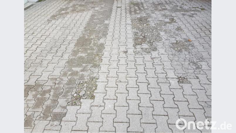 Das beschädigte Pflaster im städtischen Bauhof. Es wird jetzt komplett erneuert. Bild: e