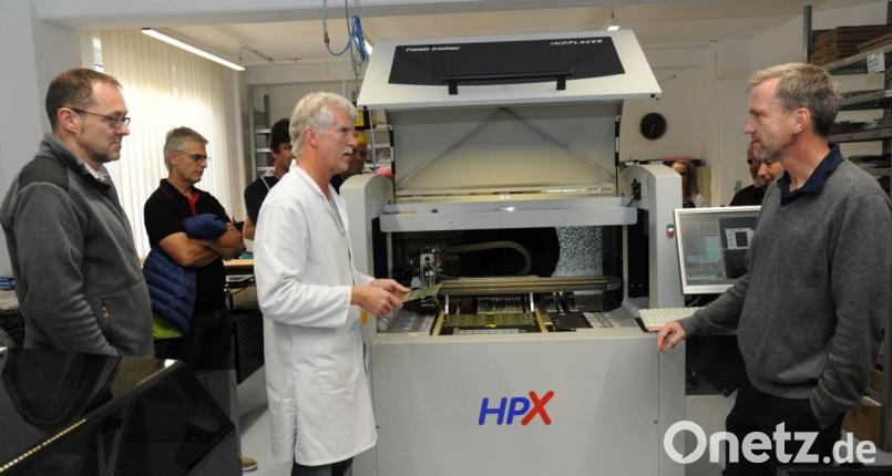 Werkbesichtigung in Kümmersbruck, Ortsteil Moos, wo Dr.-Ing. Rolf Matzner (ganz rechts) die Fertigungsabläufe seiner Hightech-Geräte erklärt. Bild: gf