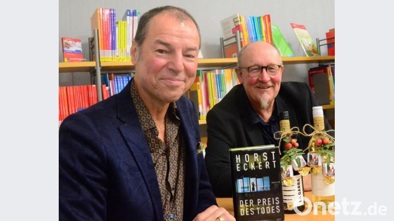 Krimi-Autor Horst Eckert und der Kultur-Chef von Oberpfalz-Medien, Stefan Voit. Bild: Kunz