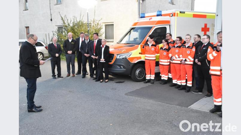 BRK-Kreisverbands- Vorsitzender Simon Wittmann hält eine Festrede zur Einweihung des neuen Rettungswagens. Rechts im Bild sind die in der Wache Süd beschäftigten Rettungsassistenten und -sanitäter. Bild: hcz