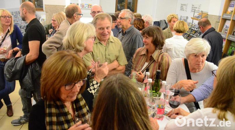 Ja, wussten Sie schon ...? Das Wein-Lese-Fest bietet wieder beste Gelegenheit, Neuigkeiten auszutauschen. Bild: Kunz