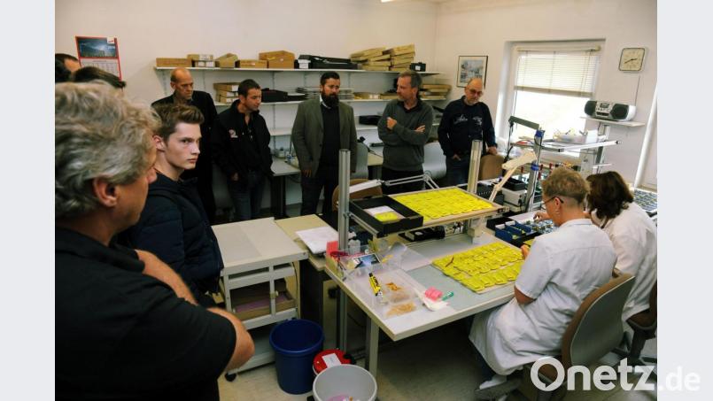 Werkbesichtigung in Kümmersbruck, Ortsteil Moos, wo Dr.-Ing. Rolf Matzner die Fertigungsabläufe seiner Hightech-Geräte erklärt. Bild: gf